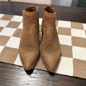 Dolce Vita Sher Size 7 Ankle Boots